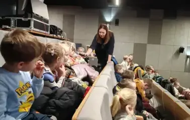dzieci oglądają film w kinie