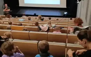 ekran w kinie, dzieci oglądają film