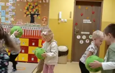 dzieci biegaja z piłkami