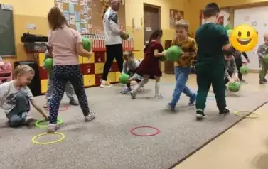 dzieci ćwiczą z okręgami