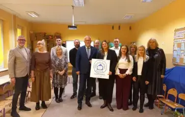 organizatorzy i goście pozują do zdjęcia