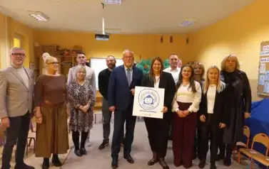 organizatorzy i goście pozują do zdjęcia