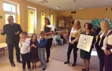 wicekurator oświaty rozmawia z nauczycielami przedszkola
