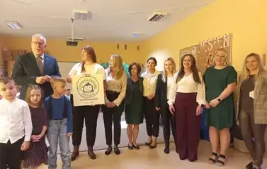 przedstawiciele kuratorium, dyrektor i nauczyciele przedszkola pozują do zdjęcia