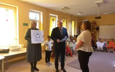 przedstawiciele kuratorium oświaty wręczają pani dyrektor certyfikat przedszkola promującego zdrowie