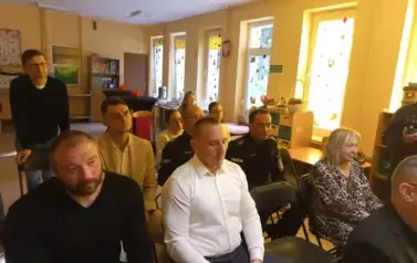 zaproszeni goście siedzą na widowni