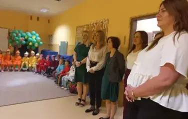 dzieci i nauczyciele 