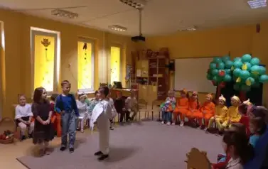dzieci przedstawiają teatrzyk o zdrowiu