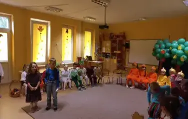 dzieci przedstawiają teatrzyk o zdrowiu