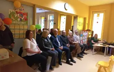 zaproszeni goście siedzą na widowni