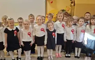 dzieci z grupy 6 w odświętnych strojach galowych