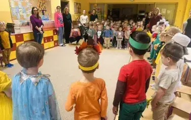 dzieci słuchają wierszy Wandy Chotomskiej