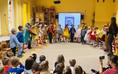 dzieci oglądają występ przedszkolak&oacute;w z grupy 6