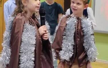 dzieci przebrane za pastuszk&oacute;w