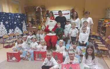 zdjęcie dzieci z Mikołajem