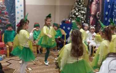 taniec dziewczynek przebranych za choinki