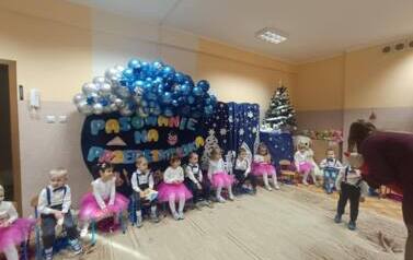 dzieci zostają pasowane na przedszkolaka