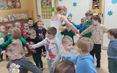 dzieci uczą się tańca z baletnicą