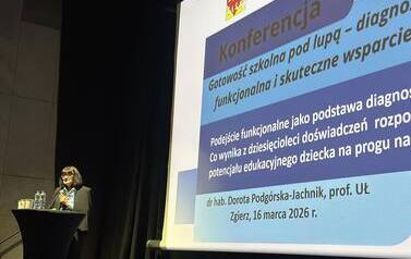 pani profesor Z Uniwersytetu Ł&oacute;dzkiego wygłasza przemowę