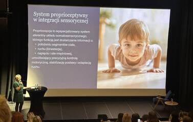 specjalista integracji sensorycznej omawia swoją prezentację