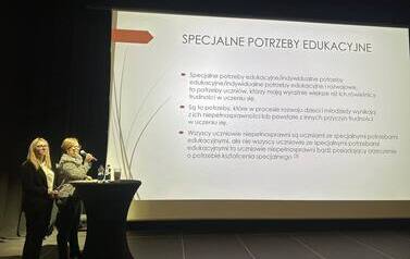 prelegenci omawiają prezentację