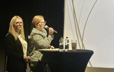 prelegenci wygłaszają referat