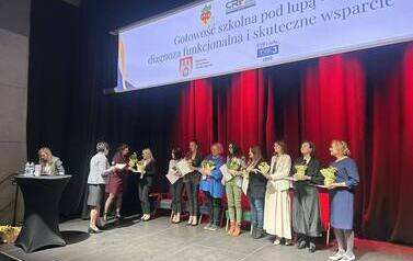 prelegenci odbierają kwiaty i podziękowania