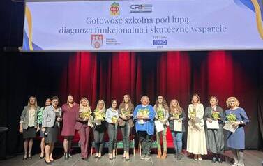 prelegenci na scenie