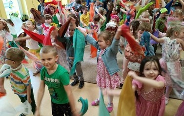 dzieci bawią się na balu