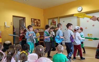 dzieci grają na gitarach