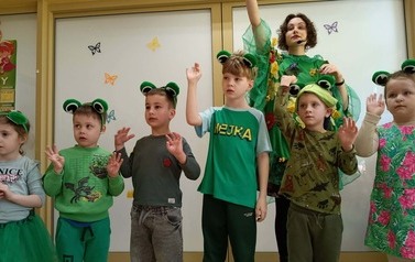 dzieci tańczą przebrane za żabki