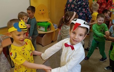 dzieci przebrane w wiosenne stroje