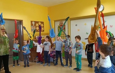 dzieci z gitarami dmuchanymi