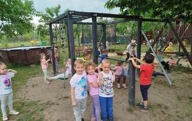 dzieci bawią się na placu zabaw