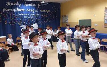 chłopcy tańczą w kapeluszach
