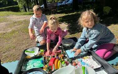 dzieci bawią się na sensorycznym placu zabaw