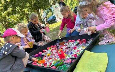 dzieci bawią się na sensorycznym placu zabaw