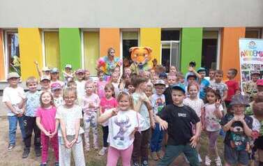 grupowe zdjęcie z animatorkami