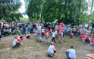 występ dzieci w ogrodzie przedszkolnym