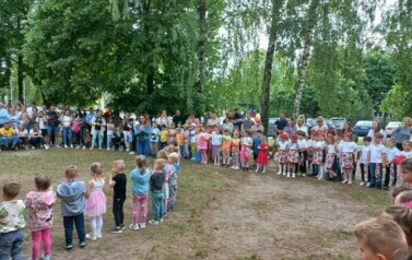 występ dzieci w ogrodzie przedszkolnym
