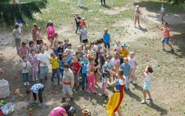 widok z okna na bawiące się dzieci
