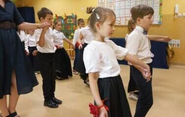 para przedszkolak&oacute;w tańczy poloneza