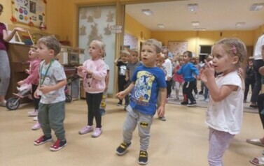 dzieci z młodszych grup tańczą zumbę