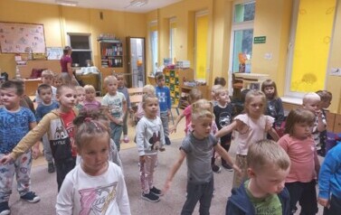dzieci z młodszych grup tańczą zumbę