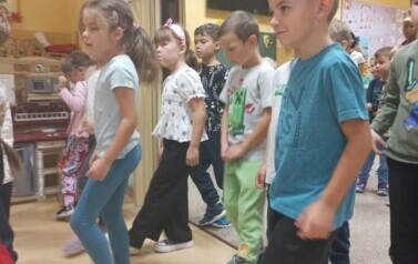 dzieci z grupy 6 tańczą zumbę