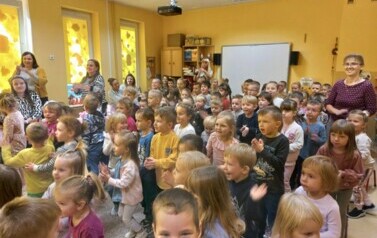 dzieci tańczą