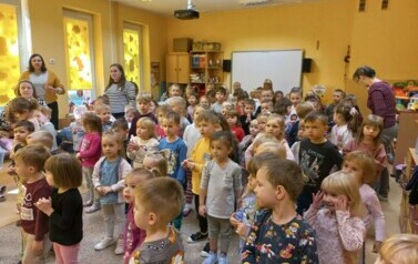 dzieci tańczą