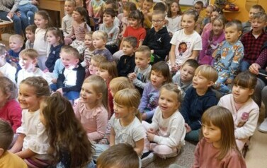 przedszkolaki oglądają koncert