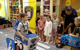 dzieci biorą udział w symulacji ruchu drogowego
