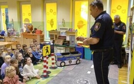 strażnicy miejscy omawiają zasady ruchu drogowego